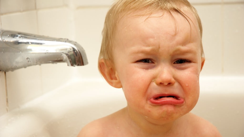 Bebe en el baño tomar una ducha